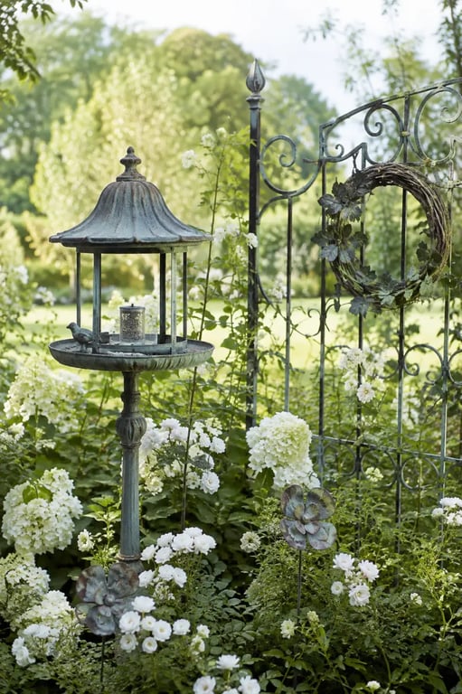 Décoration de jardin originale de style campagne-romantique avec mangeoire et fleurs en métal